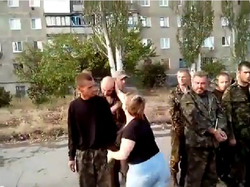 СНЕЖНИ: Локално становништво "захваљује" заробљеним украјинским војницима за разрушени град (видео) СНЕЖНИ: Локално становништво "захваљује" заробљеним украјинским војницима за разрушени град (видео)