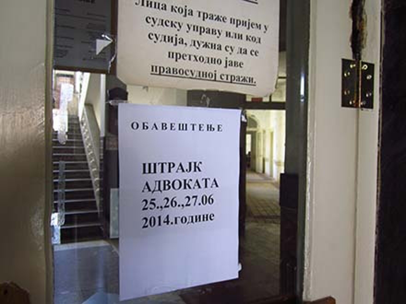 ОСТАВКА: Адвокати настављају штрајк, траже оставку Селаковића ОСТАВКА: Адвокати настављају штрајк, траже оставку Селаковића