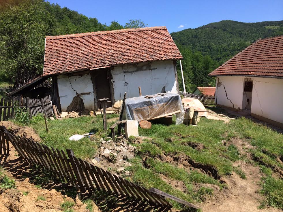Нема новца за санацију клизишта у ваљевском крају али за содомитске бестијалности има! Нема новца за санацију клизишта у ваљевском крају али за содомитске бестијалности има!