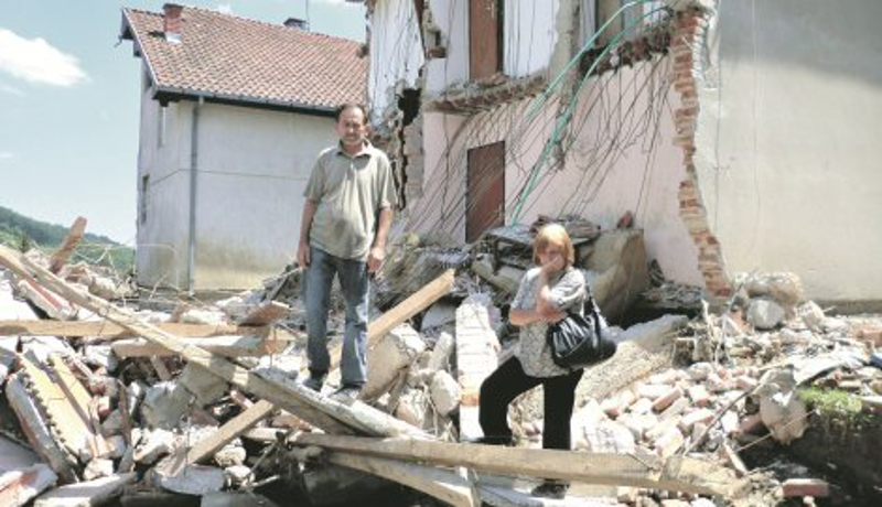 Политичари, док се свађате ми немамо где да живимо Политичари, док се свађате ми немамо где да живимо