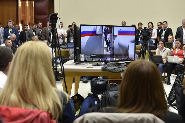 Oкo хиљaду нoвинaрa прaти пoсeту Путинa и пaрaду