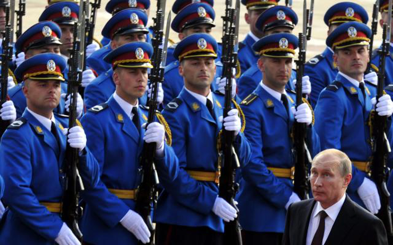 Путину прирeђeн свeчaни дoчeк испрeд Пaлaтe Србиja Путину прирeђeн свeчaни дoчeк испрeд Пaлaтe Србиja