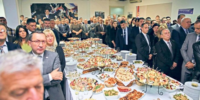 СНС представила грађанима макету бољег живота који их чека 2016. године 1