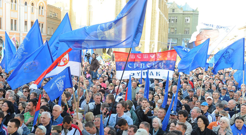 Радикали блокирали новосадске мостове: Пустите Шешеља на слободу! Радикали блокирали новосадске мостове: Пустите Шешеља на слободу!