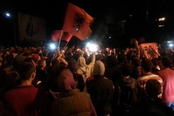ЕУЛЕКС полиција и КФОР шок бомбама растерују групу шиптара на југу у близини главног моста у Косовској Митровици ЕУЛЕКС полиција и КФОР шок бомбама растерују групу шиптара на југу у близини главног моста у Косовској Митровици