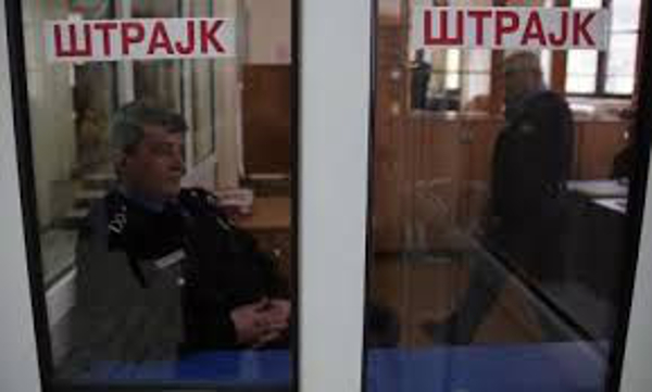 Док подгузне муве Вучићевог режима цензуришу штрајк српске полиције погледајте како страни медији извештавају о томе! (видео) Док подгузне муве Вучићевог режима цензуришу штрајк српске полиције погледајте како страни медији извештавају о томе! (видео)