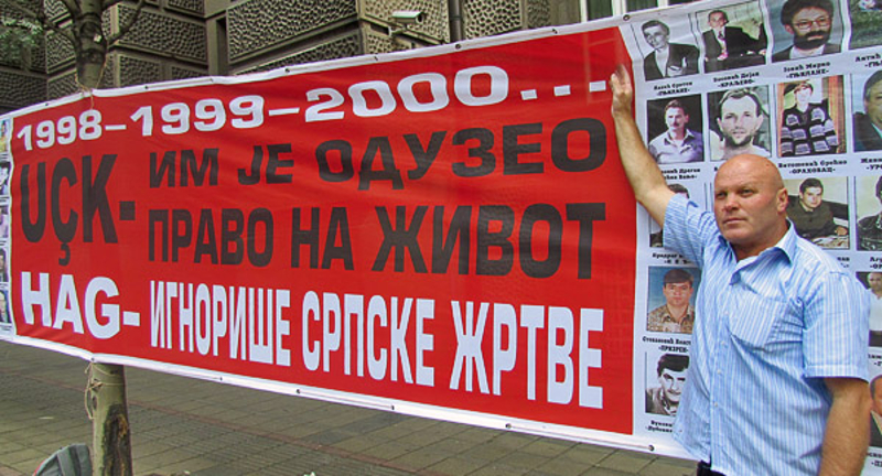 СРАМОТА: Поново киднапују мртве – отет српски “Зид плача” испред зграде владе Србије у Београду!