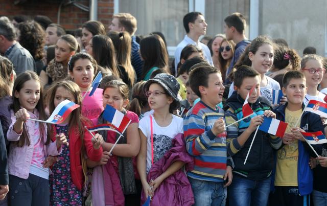 Овога више нема ни у Северној Кореји: У Обреновцу извели децу из вртића да поздраве Вучића!