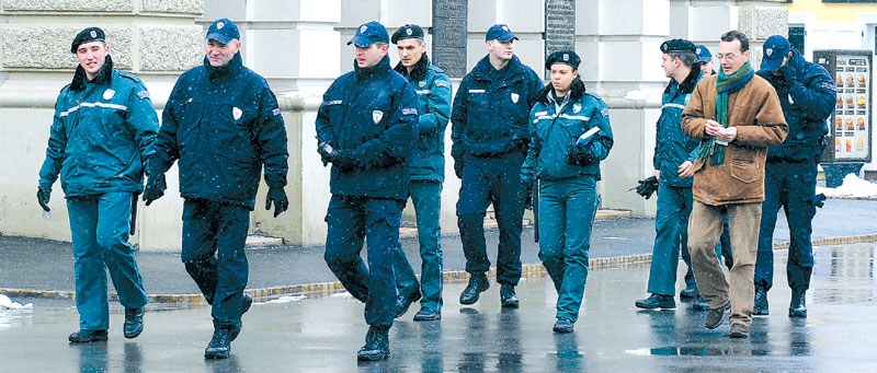 КОМУНАЛНИ ГЕСТАПО: Београд запошљава 1.300 комуналних полицајаца за контролу карата у ГСП! КОМУНАЛНИ ГЕСТАПО: Београд запошљава 1.300 комуналних полицајаца за контролу карата у ГСП!