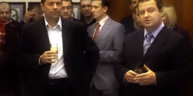 Ивица Дачић испраћа оптуженог Бранка Лазаревића у дипломатију (видео) 1