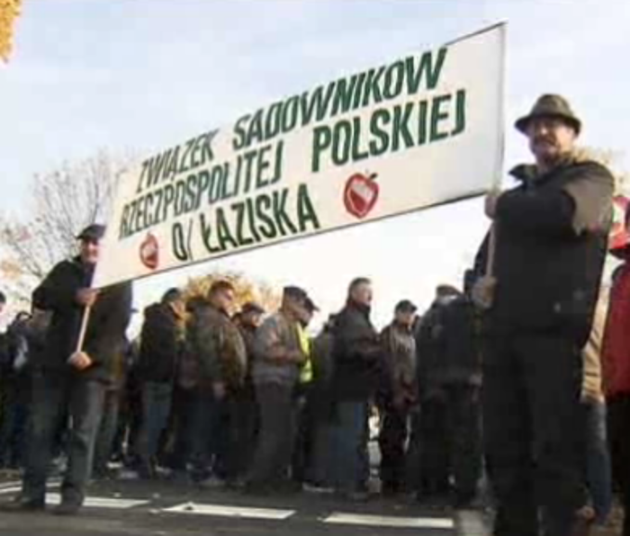 Пољски сељаци протестују против ЕУ санкција Русији: "Плате политичара дајте за јабуке" (видео) Пољски сељаци протестују против ЕУ санкција Русији: "Плате политичара дајте за јабуке" (видео)