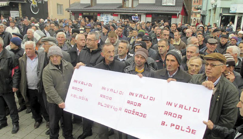 Рожаје – Протест радника против власти и страховите беде која влада на северу Црне Горе (видео) Рожаје – Протест радника против власти и страховите беде која влада на северу Црне Горе (видео)