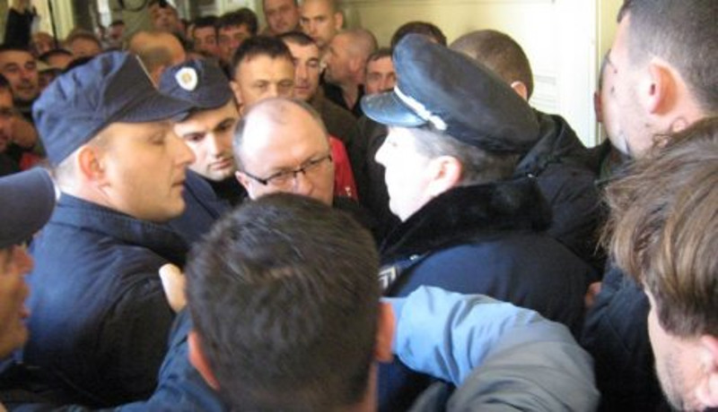 Радници "Граничара" два сата држали "заточеног" градоначелника Сомбора због због одузимања 1.000 хектара земље овом предузећу Радници "Граничара" два сата држали "заточеног" градоначелника Сомбора због због одузимања 1.000 хектара земље овом предузећу