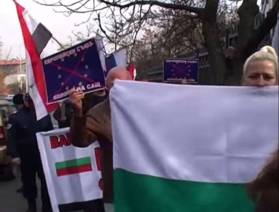 Протест Бугара пре америчком амбасадом у Софији (видео) Протест Бугара пре америчком амбасадом у Софији (видео)