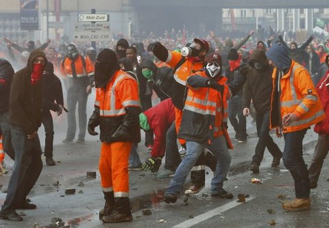 ХАОС У БРИСЕЛУ: Масовни раднички протести, водени топови и полиција на улицама (видео) ХАОС У БРИСЕЛУ: Масовни раднички протести, водени топови и полиција на улицама (видео)