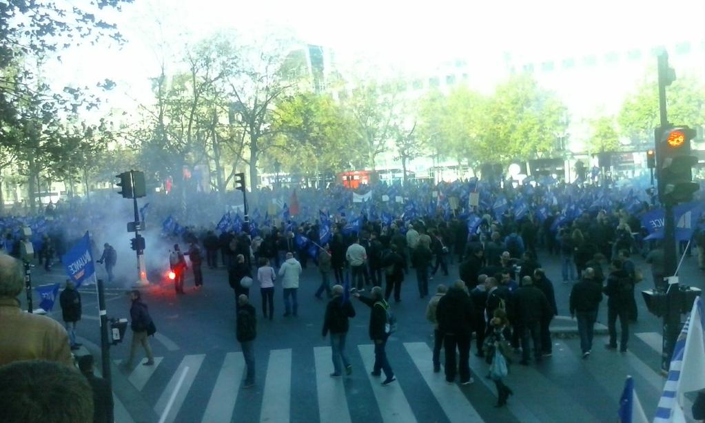 Више хиљада полицајаца на демонстрацијама у Паризу и Риму због лоших услова рада (видео) Више хиљада полицајаца на демонстрацијама у Паризу и Риму због лоших услова рада (видео)