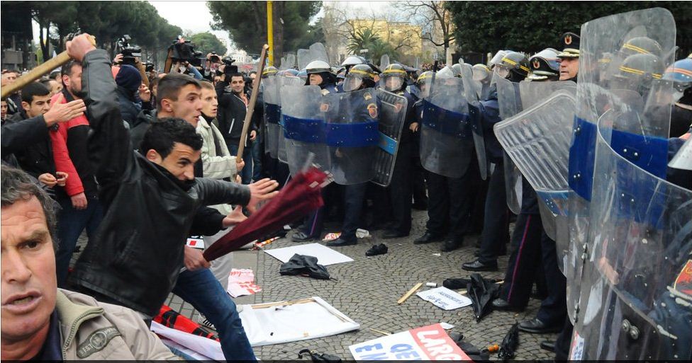 А, где вам је сад дрон? У Тирани на десетине хиљада Албанаца протестује због катастрофалне економске политике владе А, где вам је сад дрон? У Тирани на десетине хиљада Албанаца протестује због катастрофалне економске политике владе