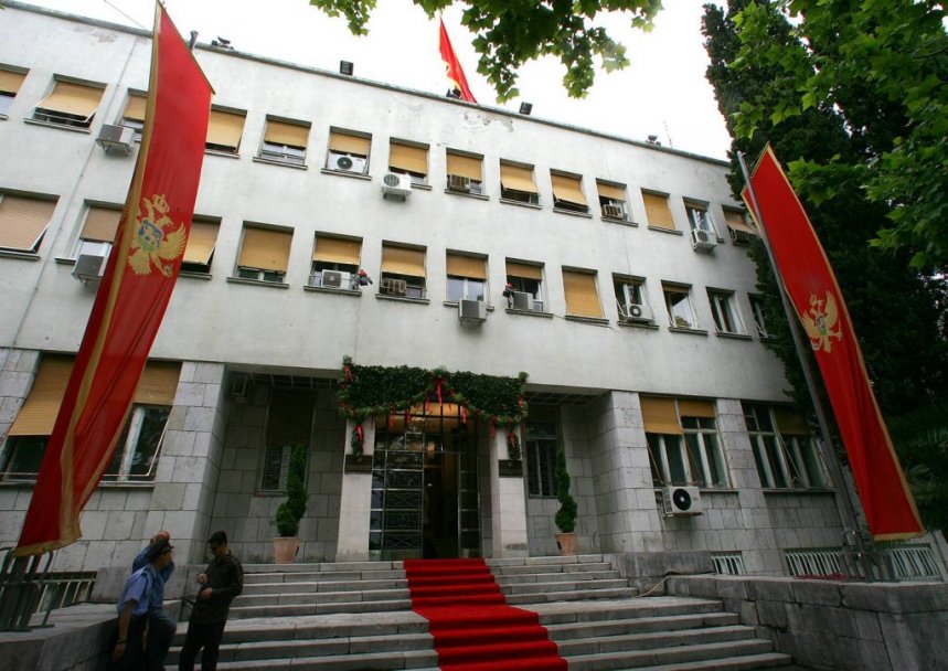 Туча у парламенту Црне Горе између Калуђеровића (СНП) и Станишића (ДПС) Туча у парламенту Црне Горе између Калуђеровића (СНП) и Станишића (ДПС)