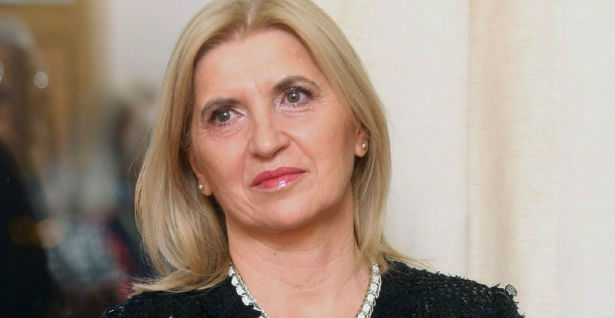Драгица Николић тражила залихе крви за случај да неко на њу изврши атентат док дели пакетиће! Драгица Николић тражила залихе крви за случај да неко на њу изврши атентат док дели пакетиће!