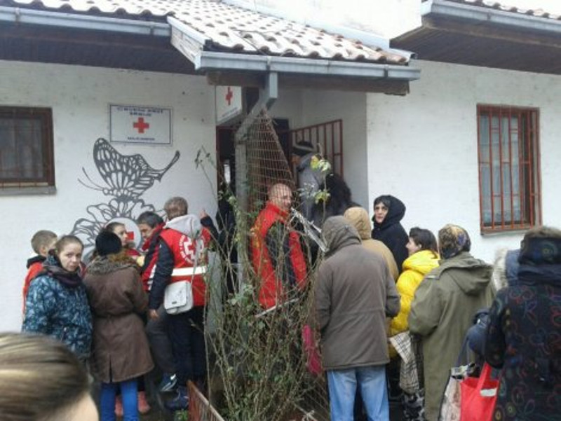 АПОКАЛИПТИЧНО У МАЈДАНПЕКУ: Болнице пуне промрзлог народа, људи изморени и гладни, понестаје им новца! (видео)