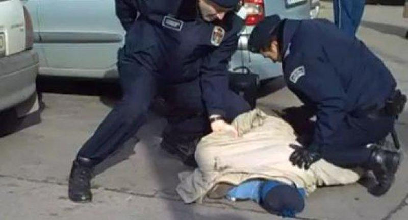 ТЕРОР СЕ НАСТАВЉА: Комунални полицајци пребили човека јер није имао карту, сломили му нос и поломили прсте на руци! ТЕРОР СЕ НАСТАВЉА: Комунални полицајци пребили човека јер није имао карту, сломили му нос и поломили прсте на руци!