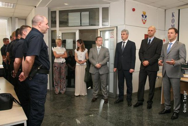 На петицију народа за укидање комуналне полиције Градоначелник БГД Мали одговара: Запошљавамо још 800 нових комуналних полицајаца! На петицију народа за укидање комуналне полиције Градоначелник БГД Мали одговара: Запошљавамо још 800 нових комуналних полицајаца!