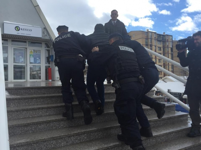 ПРИШТИНА: Троје повређених на протесту због поскупљења струје ПРИШТИНА: Троје повређених на протесту због поскупљења струје
