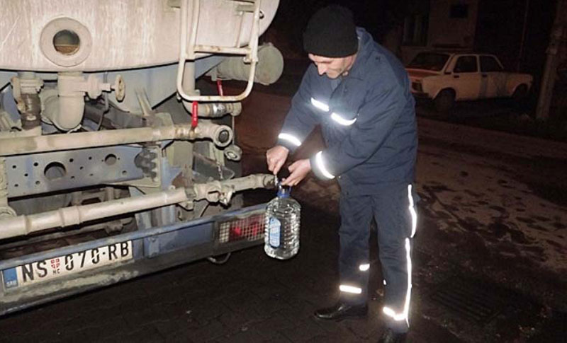 Србобран: Вода заражена бактеријама, народ пију воду из цистерне
