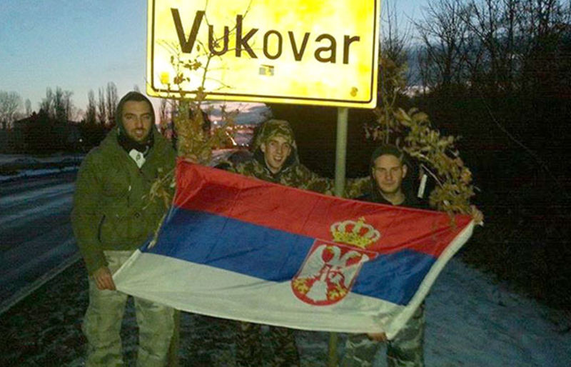 Достојни Павелића и НДХ-азије! Срби ухапшени због фотографије са српском заставом Достојни Павелића и НДХ-азије! Срби ухапшени због фотографије са српском заставом
