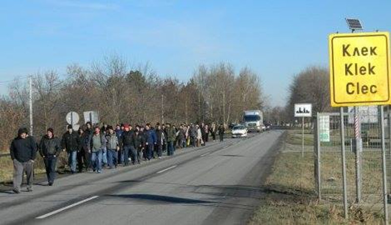 Радници Агрожива у борби за своја права пешице иду 90 км до Новог Сада! Радници Агрожива у борби за своја права пешице иду 90 км до Новог Сада!