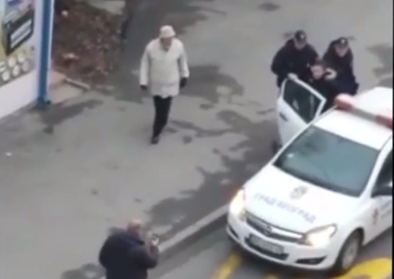 НАПРЕДНИ ГЕСТАПО: Погледајте како комунална полиција хапси жену због бус плуса (видео) НАПРЕДНИ ГЕСТАПО: Погледајте како комунална полиција хапси жену због бус плуса (видео)