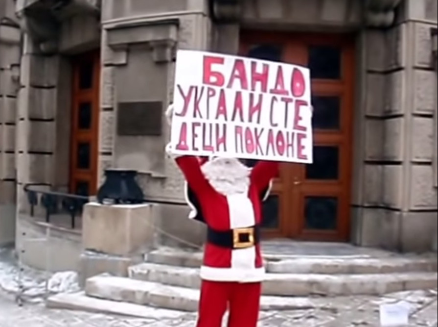 Погледајте шта је цензурисани Деда Мраз поручио грађанима и марионетама на власти (видео) Погледајте шта је цензурисани Деда Мраз поручио грађанима и марионетама на власти (видео)