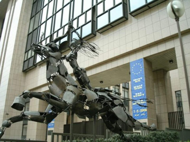 Жена на бику -статуа испред Европске комисије у Бриселу