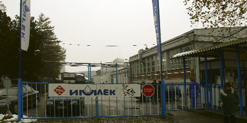 У Србији једна млекара увози толико млека да је морала да руши капију да лакше улазе цистерне (видео)