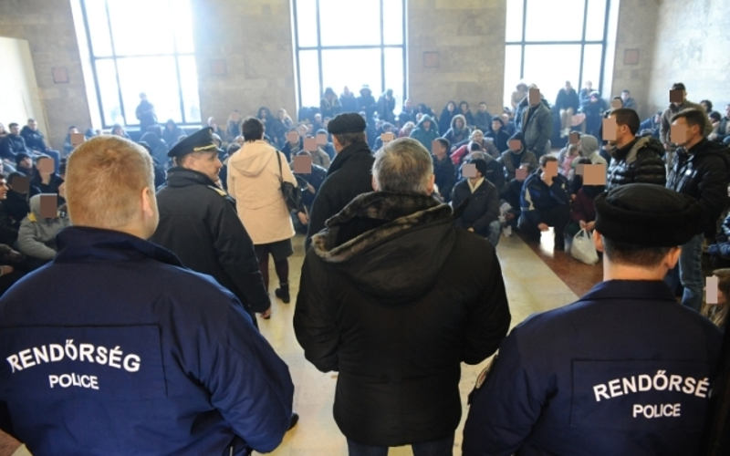 Немци неће да приме своје савезнике шиптаре, терају мађарску и српску полицију да затворе границу за њих (видео) Немци неће да приме своје савезнике шиптаре, терају мађарску и српску полицију да затворе границу за њих (видео)