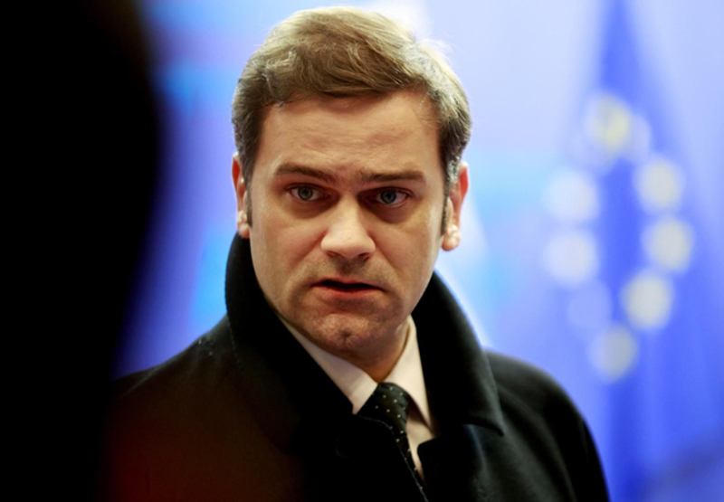 Уместо да те хапсе за кривично дело шпијунаже ти смраду одвратни осниваш политичке покрете