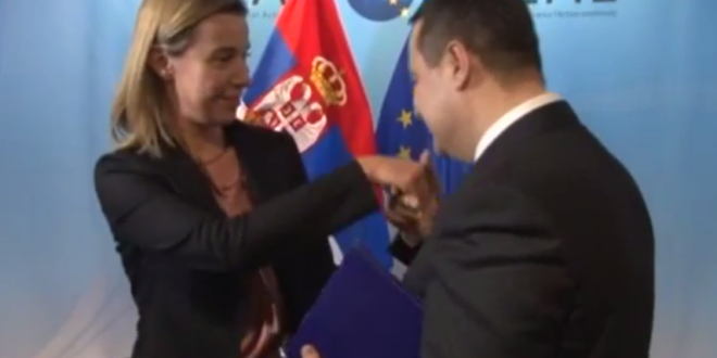 Погледајте Дачића рукољубца и Вучића како изигравају дворске луде у седишту ЕУ (видео) 1