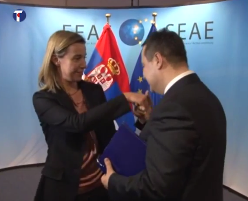 Погледајте Дачића рукољубца и Вучића како изигравају дворске луде у седишту ЕУ (видео) Погледајте Дачића рукољубца и Вучића како изигравају дворске луде у седишту ЕУ (видео)