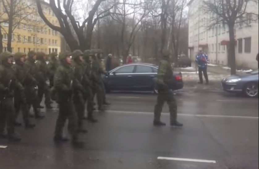 НАТО марш у Естонији становници Нерве пропратили машући руским заставама и певајући химну СССР-а (видео) НАТО марш у Естонији становници Нерве пропратили машући руским заставама и певајући химну СССР-а (видео)