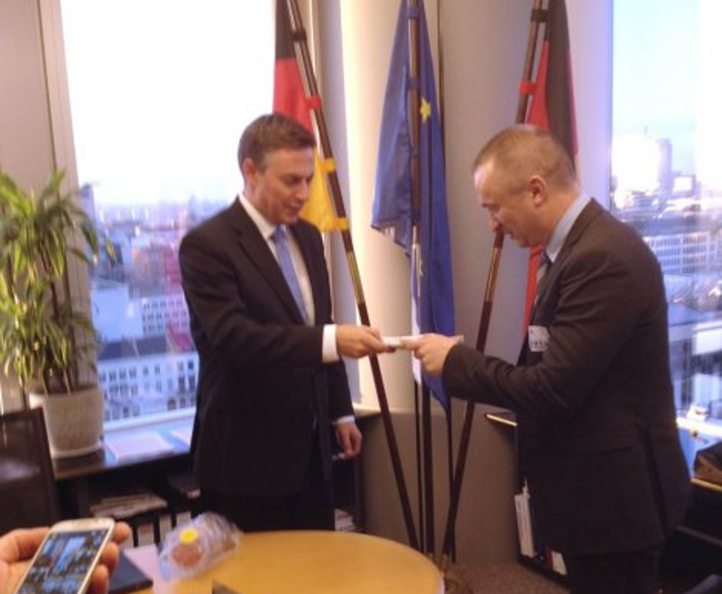 КОБАЈА ГРАНДЕ: Пајтић у знак "европског пријатељства" од званичника ЕУ добио КОБАСИЦУ! КОБАЈА ГРАНДЕ: Пајтић у знак "европског пријатељства" од званичника ЕУ добио КОБАСИЦУ!