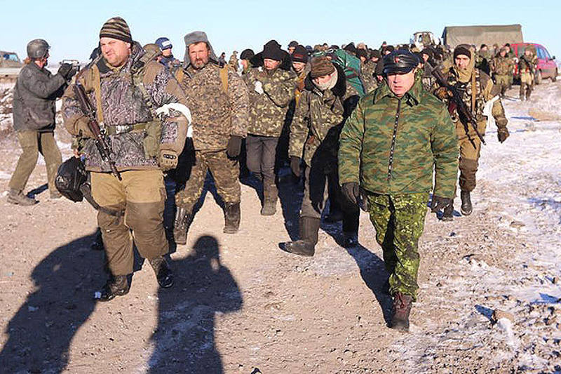 Капитулација: Украјинци предају оружје у Дебаљцеву (видео) Капитулација: Украјинци предају оружје у Дебаљцеву (видео)