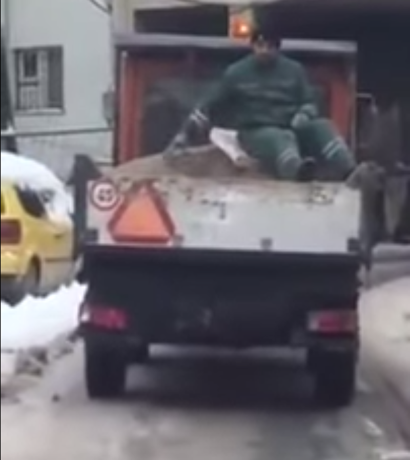 Погледајте како шиптарска путарска служба у Приштини решава проблем залеђених путева! (видео)