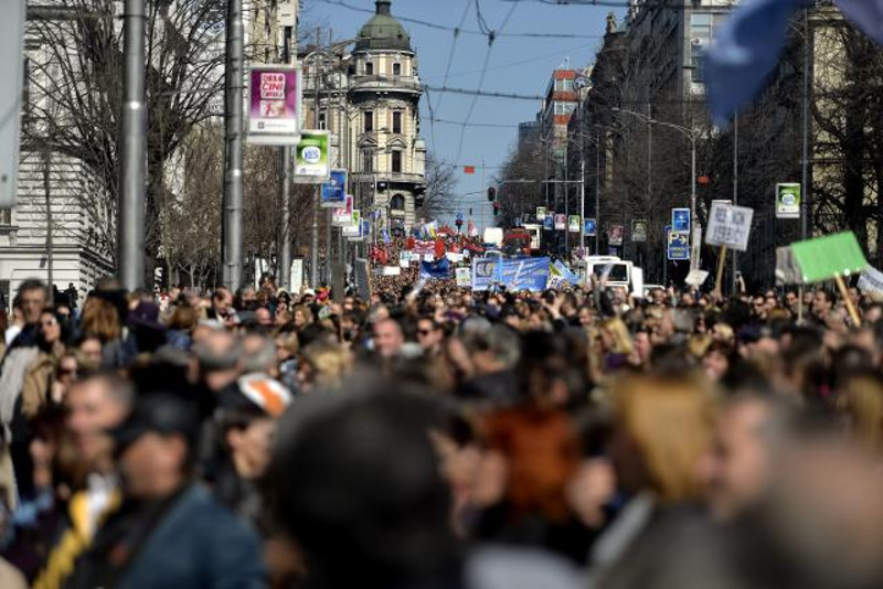 Ово нећете видети ни чути у режимским медијима: Део атмосфере са протеста просветних радника, испред зграде владе (видео) Ово нећете видети ни чути у режимским медијима: Део атмосфере са протеста просветних радника, испред зграде владе (видео)