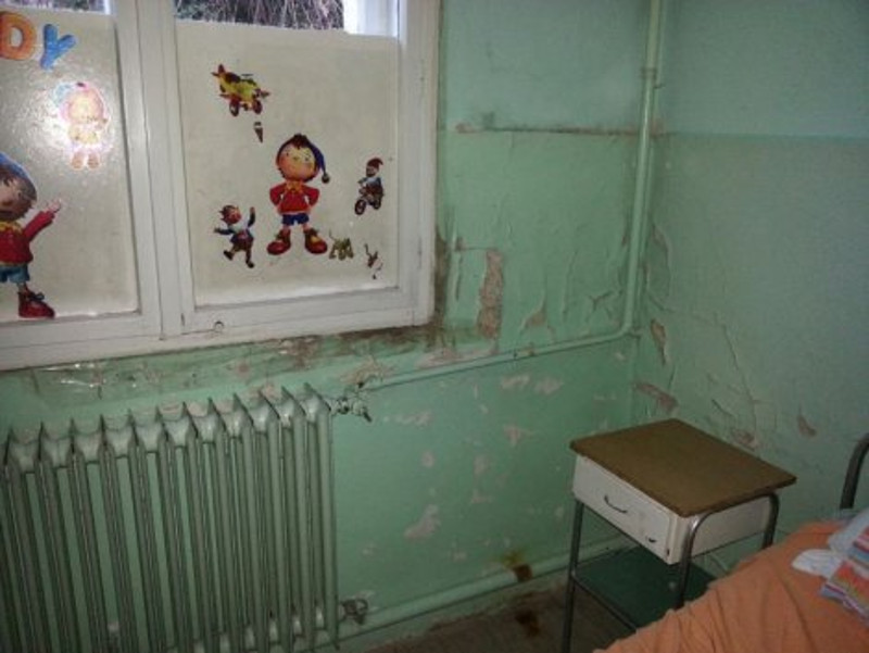 Ћуприја: Болесну децу лече у буђавим собама Ћуприја: Болесну децу лече у буђавим собама