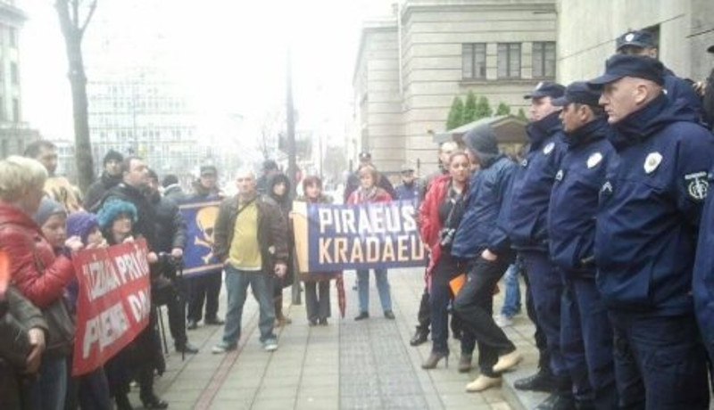 Протест "Ефективе" због швајцарца испред НБС и владе Србије Протест "Ефективе" због швајцарца испред НБС и владе Србије