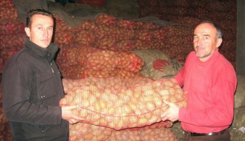 Док Србија масовно увози кромпир из ЕУ наши произвођачи бацају на хиљаде тона кромпира у потоке и јаруге јер нема купаца Док Србија масовно увози кромпир из ЕУ наши произвођачи бацају на хиљаде тона кромпира у потоке и јаруге јер нема купаца