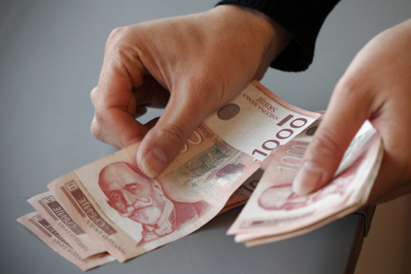 Просечна нето плата у Србији у новембру износила 44,166 динара, за 1,4% реално нижа од новембра прошле године Просечна нето плата у Србији у новембру износила 44,166 динара, за 1,4% реално нижа од новембра прошле године