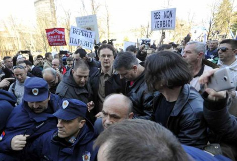 ТОКОМ ПРОТЕСТНЕ ШЕТЊЕ ПРОСВЕТАРА: Министра Срђана Вербића штрајкачи полили водом! ТОКОМ ПРОТЕСТНЕ ШЕТЊЕ ПРОСВЕТАРА: Министра Срђана Вербића штрајкачи полили водом!