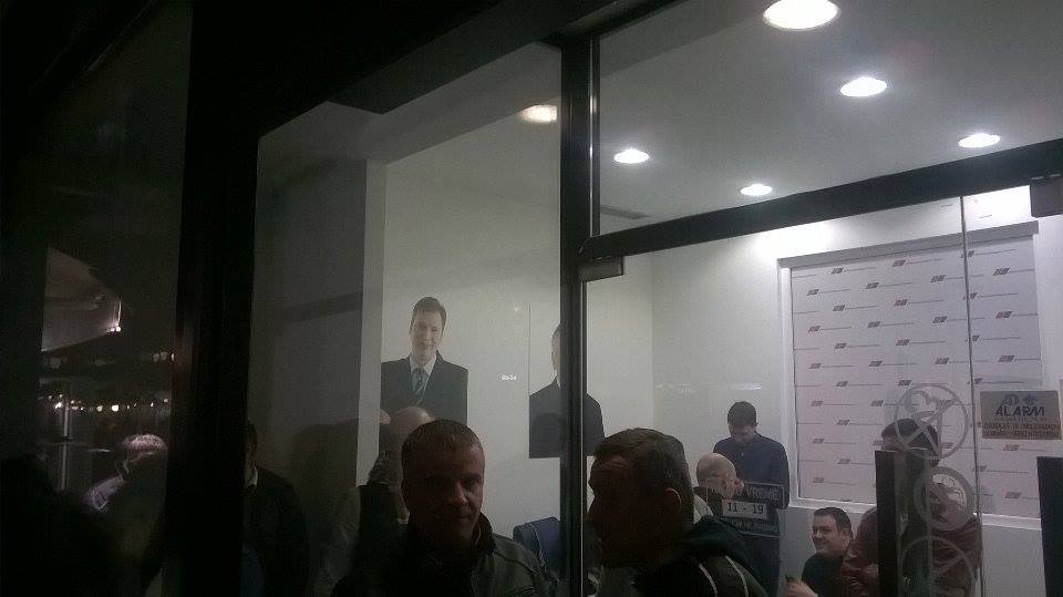 РАСПАД СНС У НИШУ! Распуштен Градски одбор СНС после састанка где је дошло и до физичког обрачуна супростављених кланова РАСПАД СНС У НИШУ! Распуштен Градски одбор СНС после састанка где је дошло и до физичког обрачуна супростављених кланова