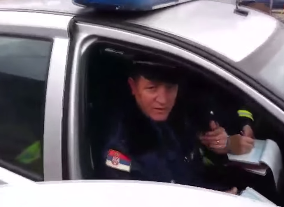 Београђанин снимио полицајца како га удара без разлога (видео) Београђанин снимио полицајца како га удара без разлога (видео)